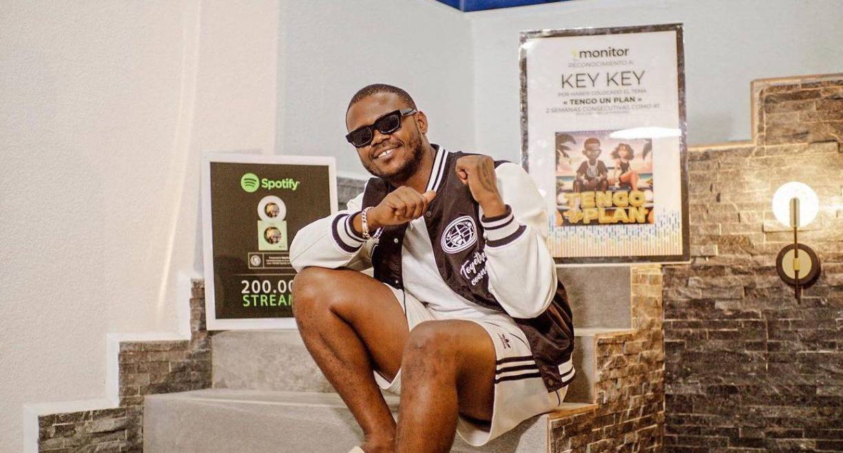Pero tras varias intervenciones de Key Key una de las presentadoras radiales de “Alofoker” lo puso a cantar su hit musical “Tengo un Plan”, lo que al parecer no le fue nada bien.