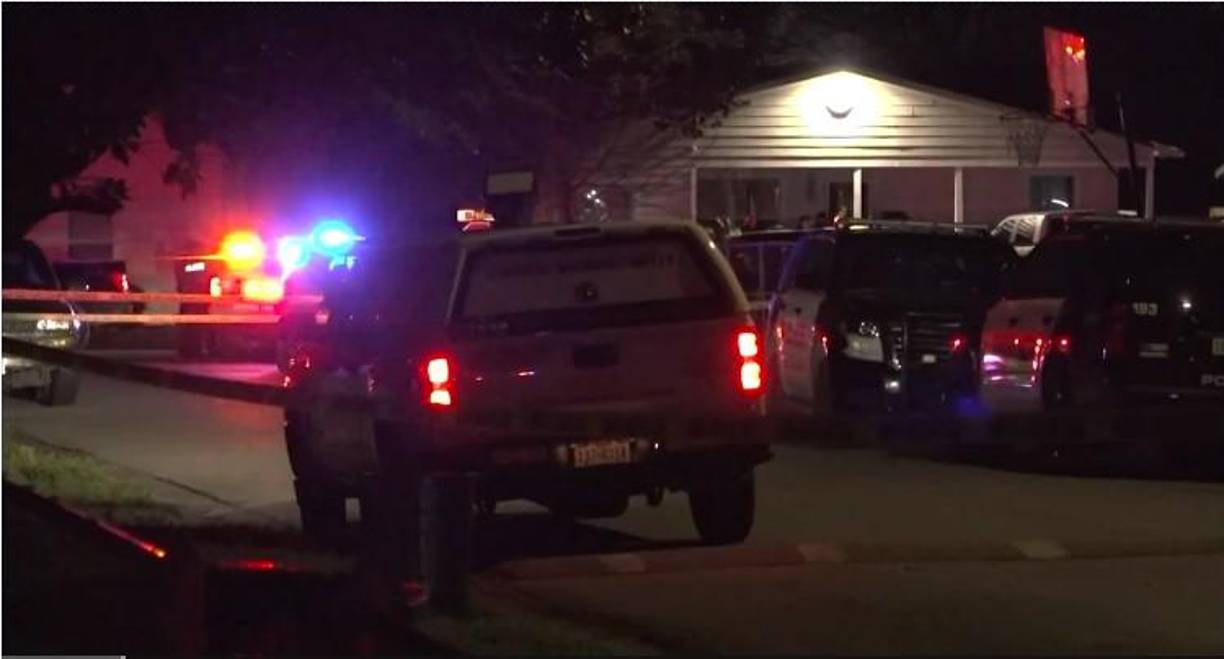 La menor salió corriendo de la casa con una niña de un año en sus brazos, quien salió ilesa al ataque.