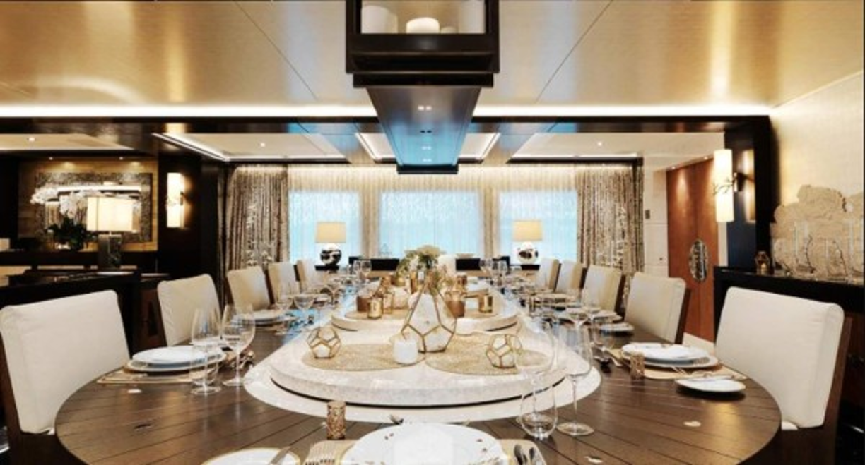 El yate, tiene una longitud de 91,5 metros, tiene espacio para 22 personas. <br/>