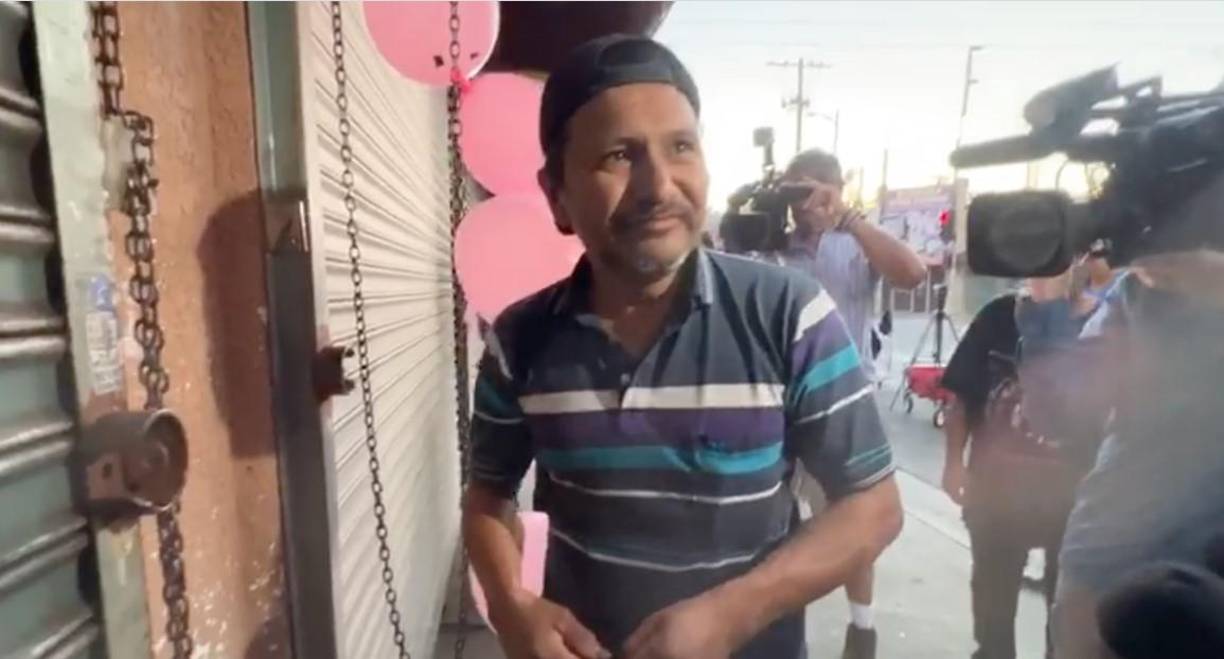 Este padre de familia mexicano lleva siete años al frente de ‘Las Palmitas’, con el apoyo de su esposa salvadoreña y sus cuatro hijos. 