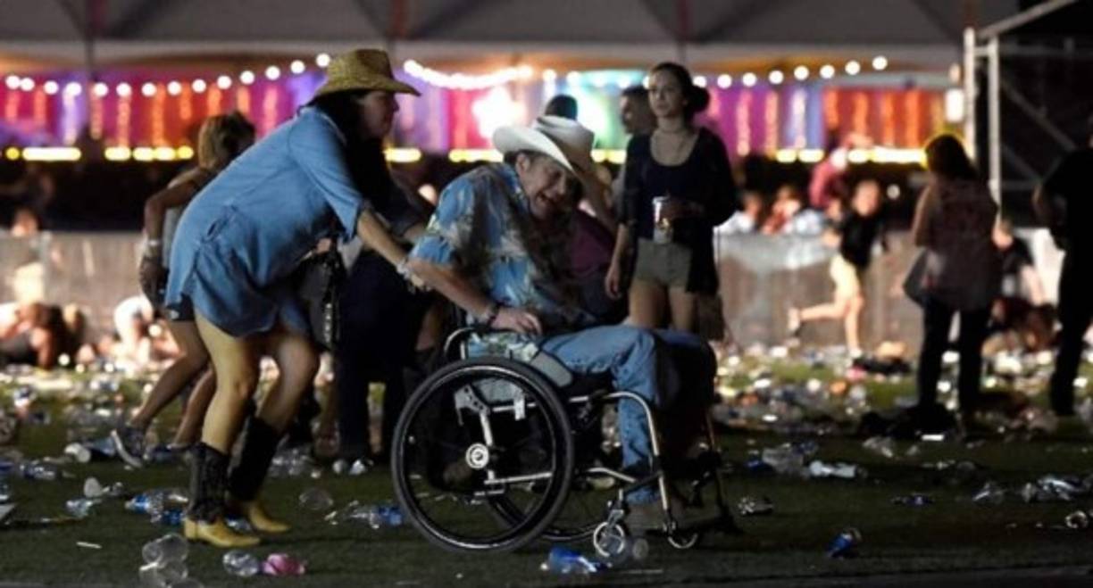 Luego del tiroteo las personas sobrevivientes al ataque corrían de la escena para buscar refugio.