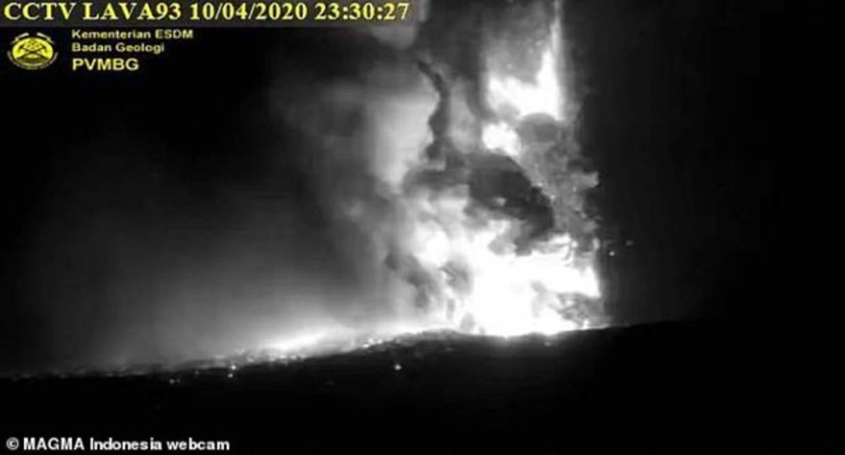 La caldera quedó derruida en 1883 tras una serie de masivas explosiones que costó la vida de más de 36,000 personas y cuyos efectos se sintieron alrededor del mundo durante semanas.