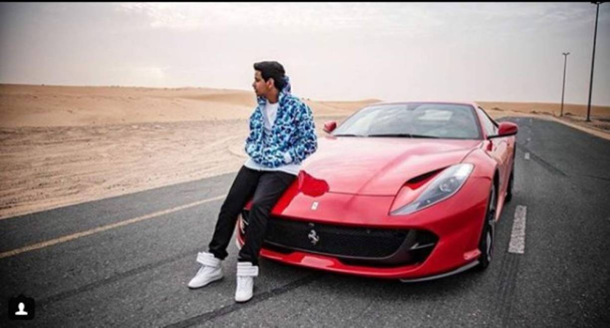 Dentro de su residencia tiene una granja que alberga muchos animales exóticos: tigres de Bengala, tigres blancos, jirafas, cebras e incluso chimpancés.