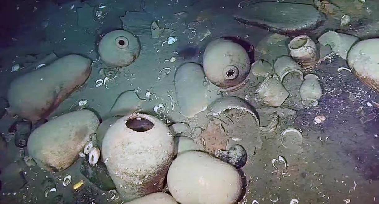 “Si bien en 2022 se habían detectado concentraciones de vestigios arqueológicos en la zona del naufragio, la reciente exploración permitió caracterizar estas acumulaciones con mayor detalle y descubrir nuevos elementos aislados”, señala el comunicado. 