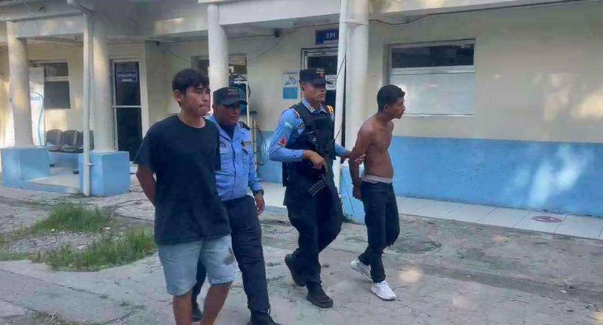 Cuatro horas más tarde del crimen fueron detenidos Óscar Mauricio Mejía y Edgardo Antonio Fúnez.