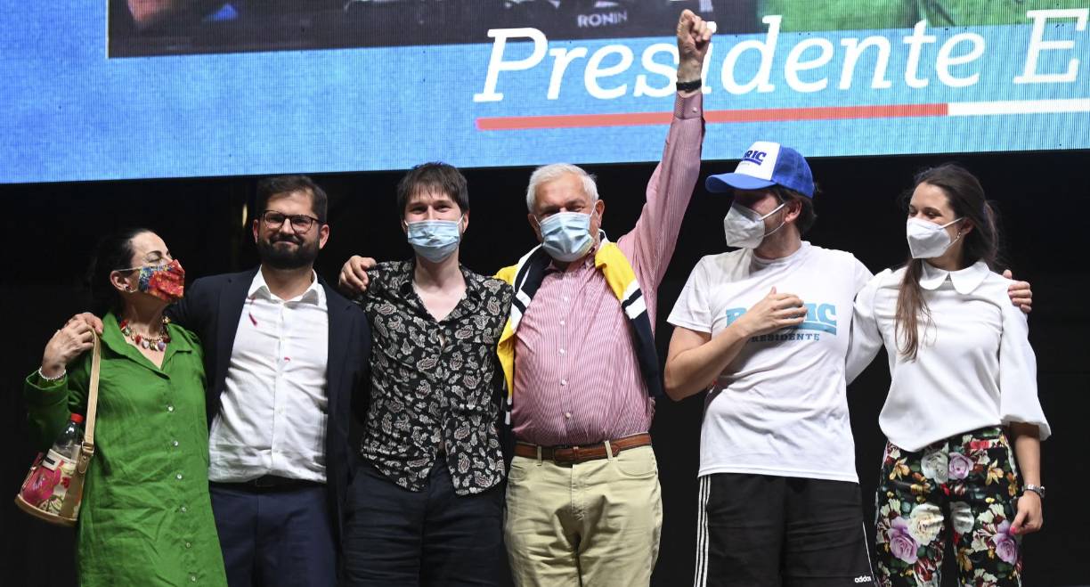 Boric celebró su victoria electoral con sus padres, hermanos y pareja.