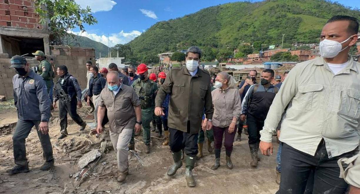 Transcurrida una hora, otro funcionario divisa un segundo cuerpo, a unos 30 metros del sitio inicial. “Hay muchas moscas y huele muy fuerte”. 