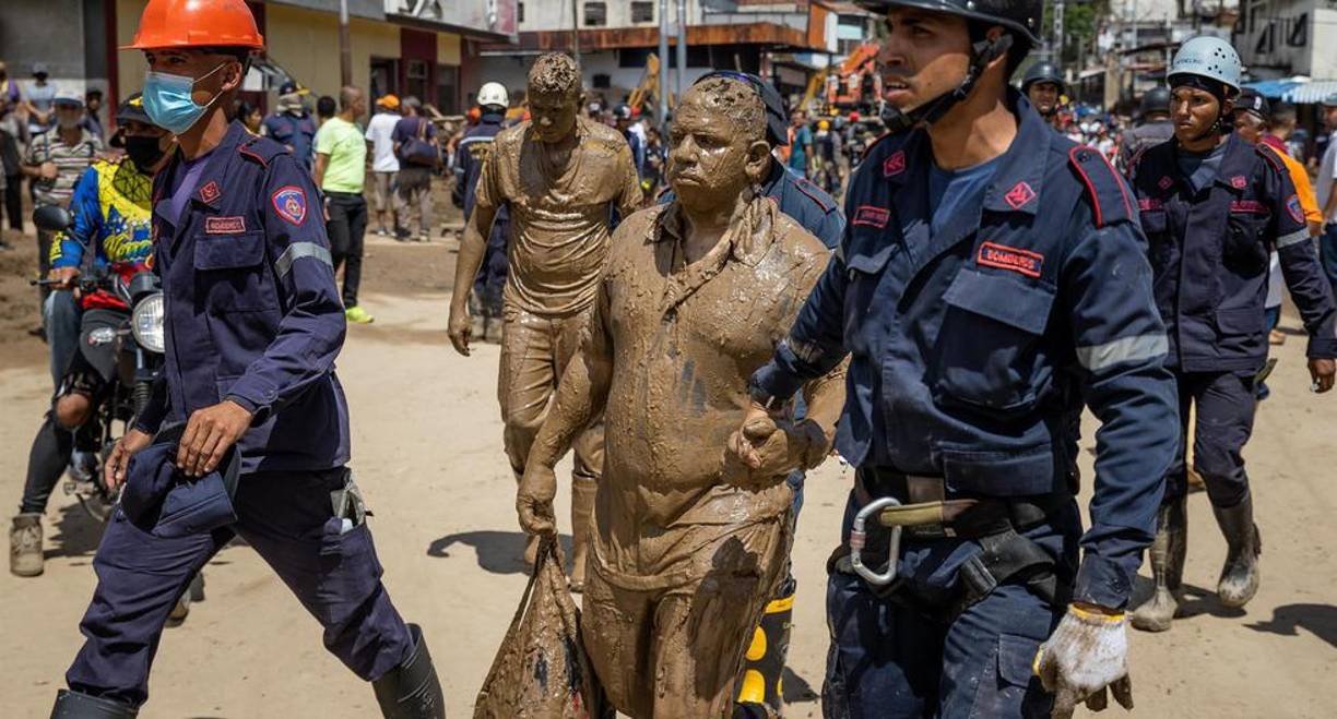 “Tengo esperanzas de conseguirlo vivo”, relata a la AFP esta madre de 74 años que ha caminado por el mercado donde su hijo trabajaba, como una forma de calmar su angustia. Pegada en la pared del centro de salud hay una hoja con una lista de nombres de 19 “pacientes que han ingresado” tras ser rescatados del deslave. Luego de evaluarlos, quienes requieren atención especial son llevados a dos hospitales más grandes en ciudades vecinas.