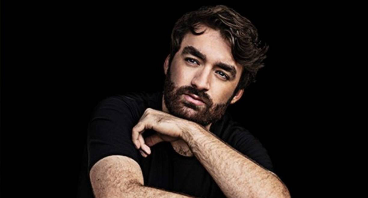 9. OLIVER HELDNES - Subió cuatro puestos <br/><br/>Oliver Heldens regreóa al top 10 después de otro año de recorrer el mundo. Jugó en el escenario principal de Ultra Miami, presentó su propio escenario Heldeep en Tomorrowland (invitando a Duke Dumont, Chocolate Puma y Disciples entre otros) y actualmente está de gira por los EEUU.<br/>