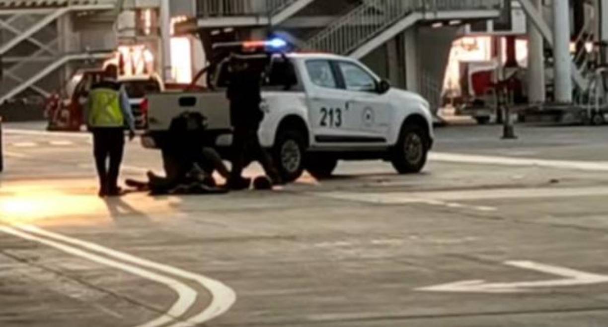 Los delincuentes penetraron el perímetro de las pistas tras arremeter en vehículos contra una de las rejas y maniataron al guardia de seguridad que se encontraba en el lugar, quien sin embargo “logró zafarse para dar aviso al segundo control de acceso, quienes enfrentaron a los delincuentes que iban decididos y con poder de fuego para concretar el robo.