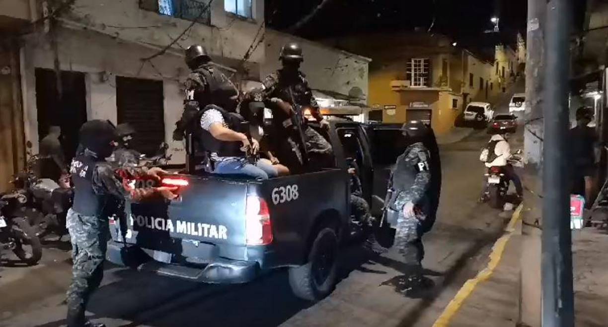 También tenía dos cargadores de fusil AK-47, 122 proyectiles de calibre 223, tres pares de botas negras y tres chalecos antibalas negros.