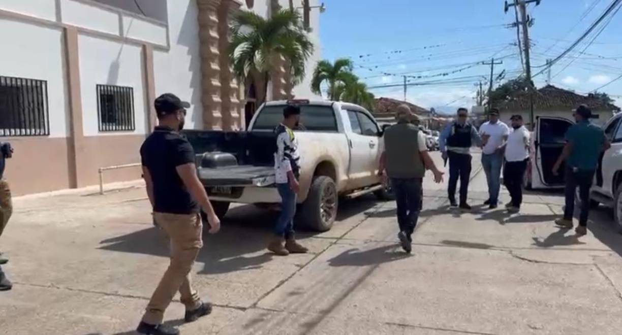 “Hemos incautado ya 18 armas de fuego por portarlas visiblemente y se trabaja con el @MP_Honduras con fiscales de jurisdicción nacional para los requerimientos respectivos”, añadió.