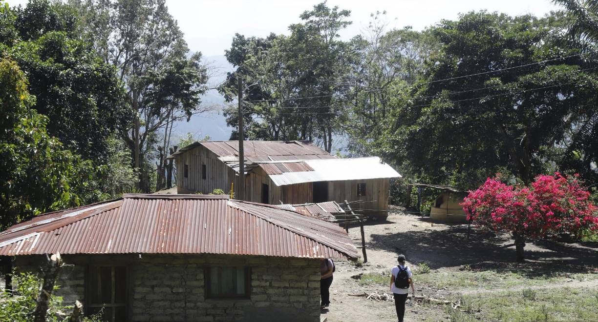 Al crecer, fue el amor el que lo motivó a pedirle a un amigo que le enseñara a leer y escribir para poder enviarle “papelitos” a su enamorada. 
