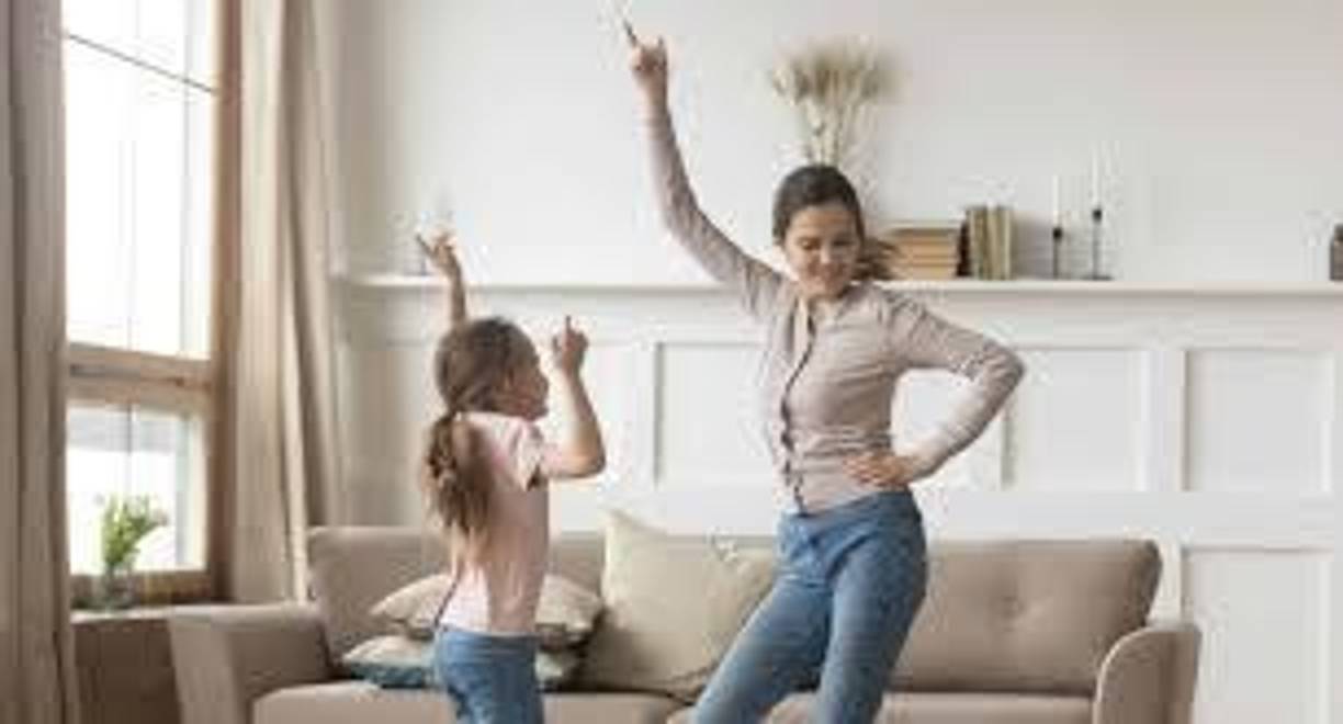 4. Baile: “El baile nos ‘desatasca’ la musculatura que se ha vuelto rígida debido al sedentarismo, y al uso continuo del ordenador y teléfono móvil”, según Rabasco. “¿Se ha dado cuenta de su posición corporal cuando envía mensajes de texto o ve las redes sociales en su ‘smartphone’? ¡Obsérvela! Fíjese en cómo está su cuerpo”, sugiere la experta. 