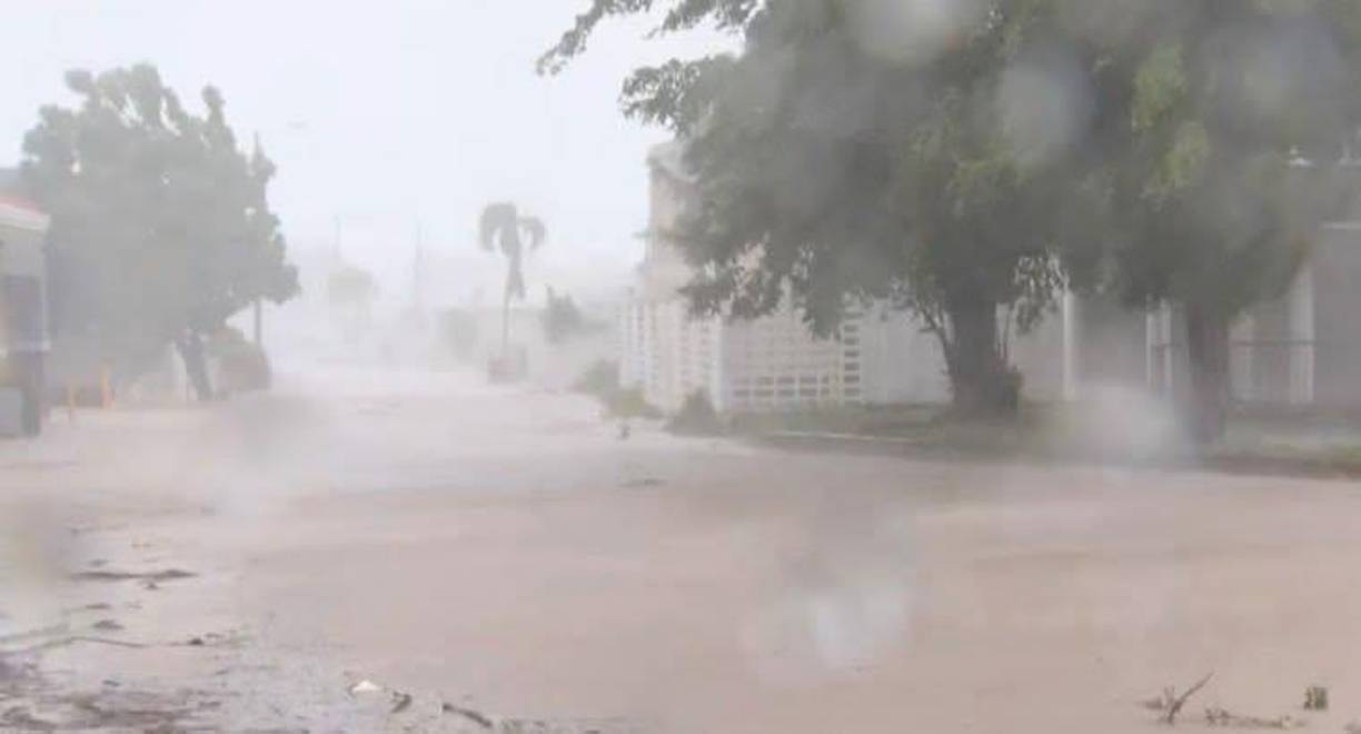 “Hay muchos ciudadanos incomunicados. Desde temprano tenemos brigadas en distintas zonas de la ciudad despejando los caminos y carreteras para que las unidades de rescate lleguen hasta cada ciudadano en necesidad”, dijo en un comunicado el alcalde de Ponce, Luis M. Irizarry.