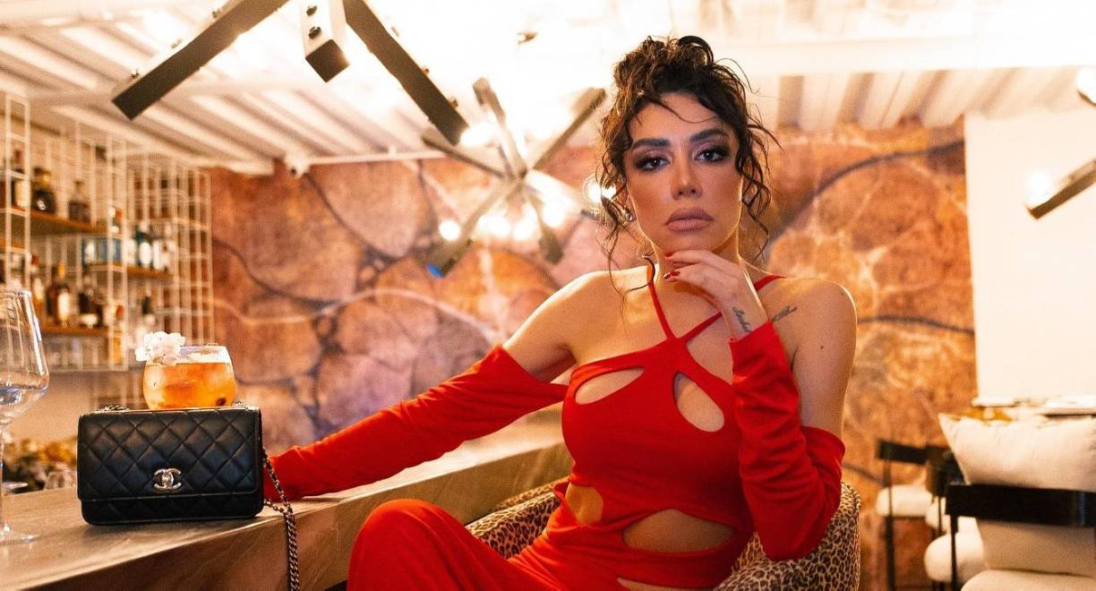 “Antes era una niña y ahora soy un mujerón con mundo y he cambiado totalmente, sigo siendo la misma loca que le encanta la peda (fiesta), los mismos sentimientos, la mejor amiga, la más ambiciosa, la más soñadora,”, aseguró con orgullo en una entrevista con el youtuber Rayito.