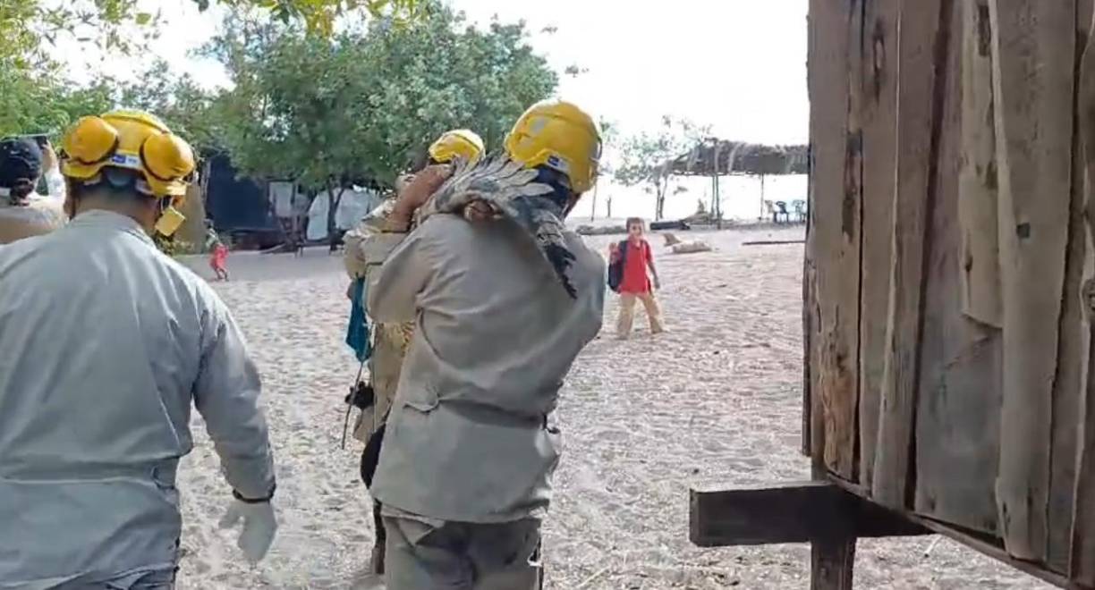 Los pobladores tras ver el cocodrilo en la playa lo amarraron y lo entregaron al Cuerpo de Bomberos para que lo llevara a su hábitat.