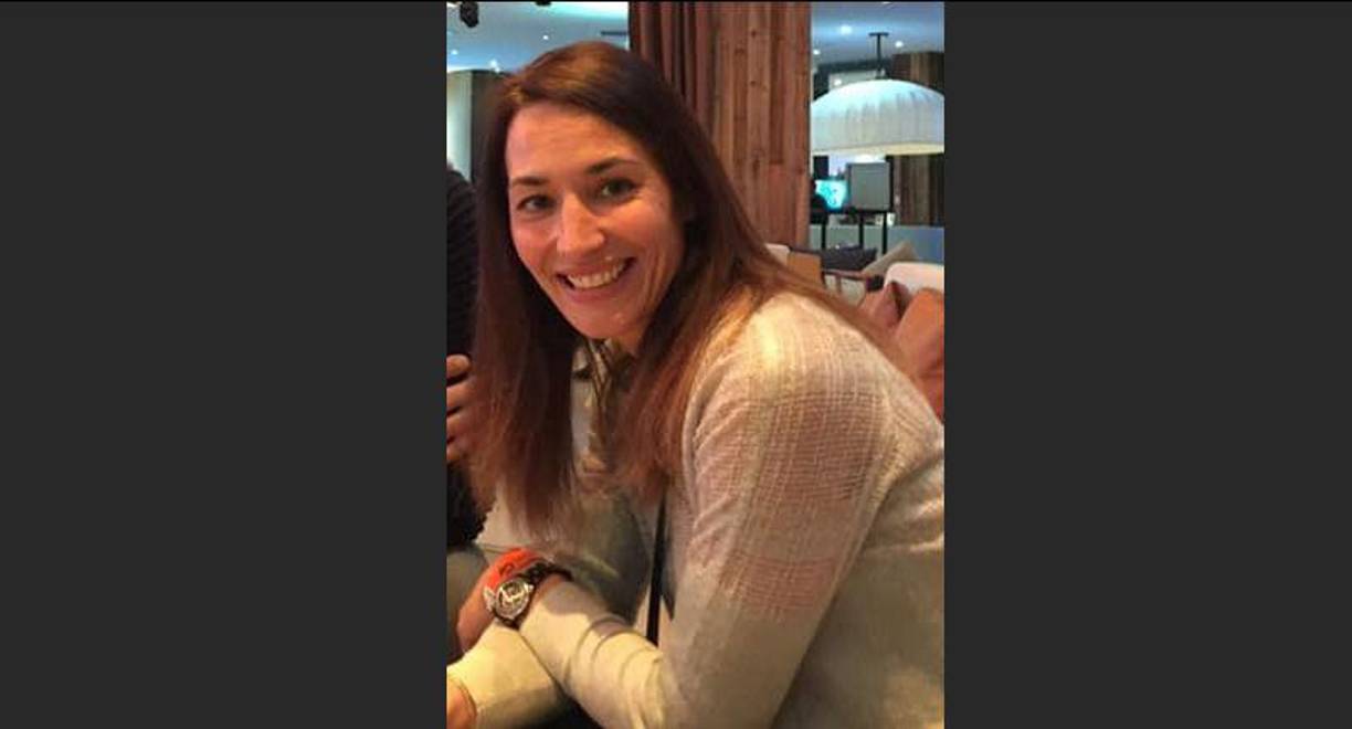 La madre de 49 años fue identificada como Deborah Pel, de nacionalidad franco-suiza. Según el reporte policial, trabajaba como maestra.