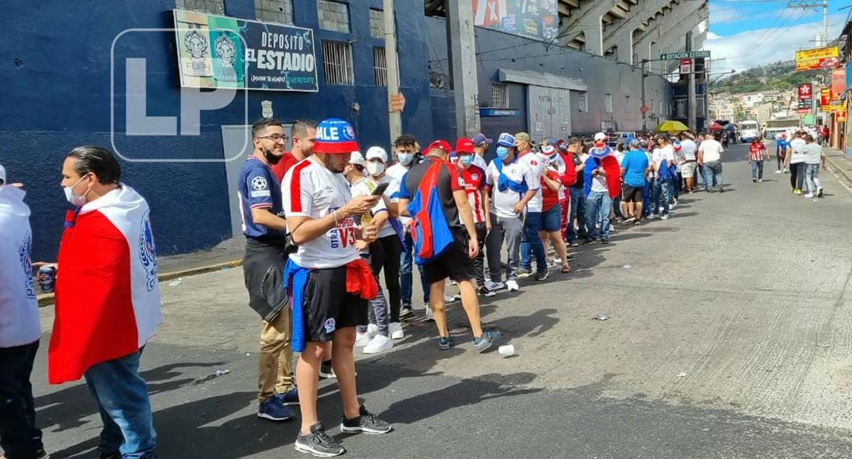 Las grandes filas han comenzado en las afueras del estadio Nacional.