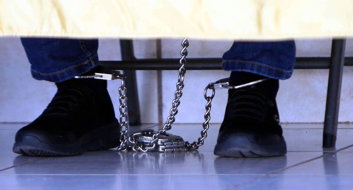 Juan Orlando Hernández fue presentado esposado de pies y manos. 