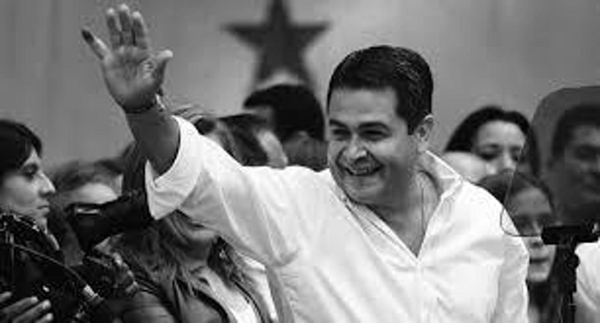 Mientras espera por su juicio, comparte en esa área con presos que están cooperando con la fiscalía. Colón cree que la fecha para el juicio será pospuesta, pese a que el juez mantiene la del 24 de abril y para esa fecha la fiscalía debe haber sometido a la defensa las pruebas con que cuenta para este caso. Indicó que aún no le han entregado la lista de testigos y tampoco “hemos recibido la evidencia clasificada de la CIA.