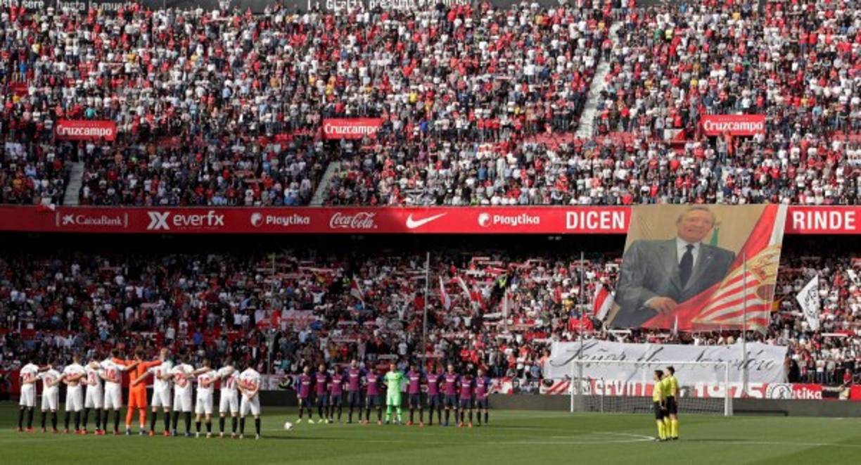 El Sevilla y el Barcelona, junto a miles de aficionados, guardaron un minuto de silencio por el recientemente fallecido presidente del club sevillano, Roberto Alés.