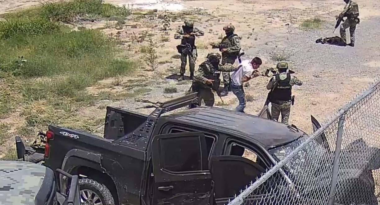 Posteriormente, un soldado toma armas con una tela roja, para no dejar huellas, y se las siembra a los cadáveres.