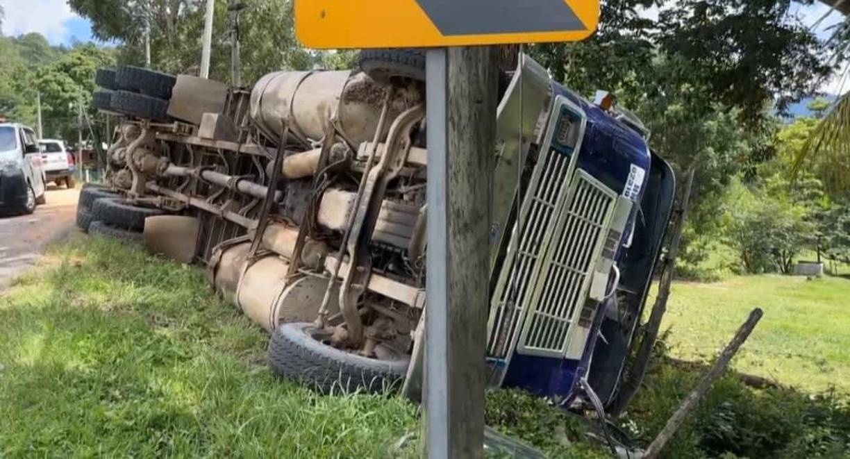 Este es el camión que volcó y aplastó a Carlos Zavala. El pesado auto iba cargado de ladrillos.