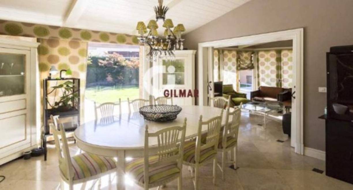 La mansión cuenta con una lujosa cocina, más dos dormitorios con lujosos baños, un aseo para invitados y zona de office dividida en dos partes. La planta baja cuenta con acceso al porche.