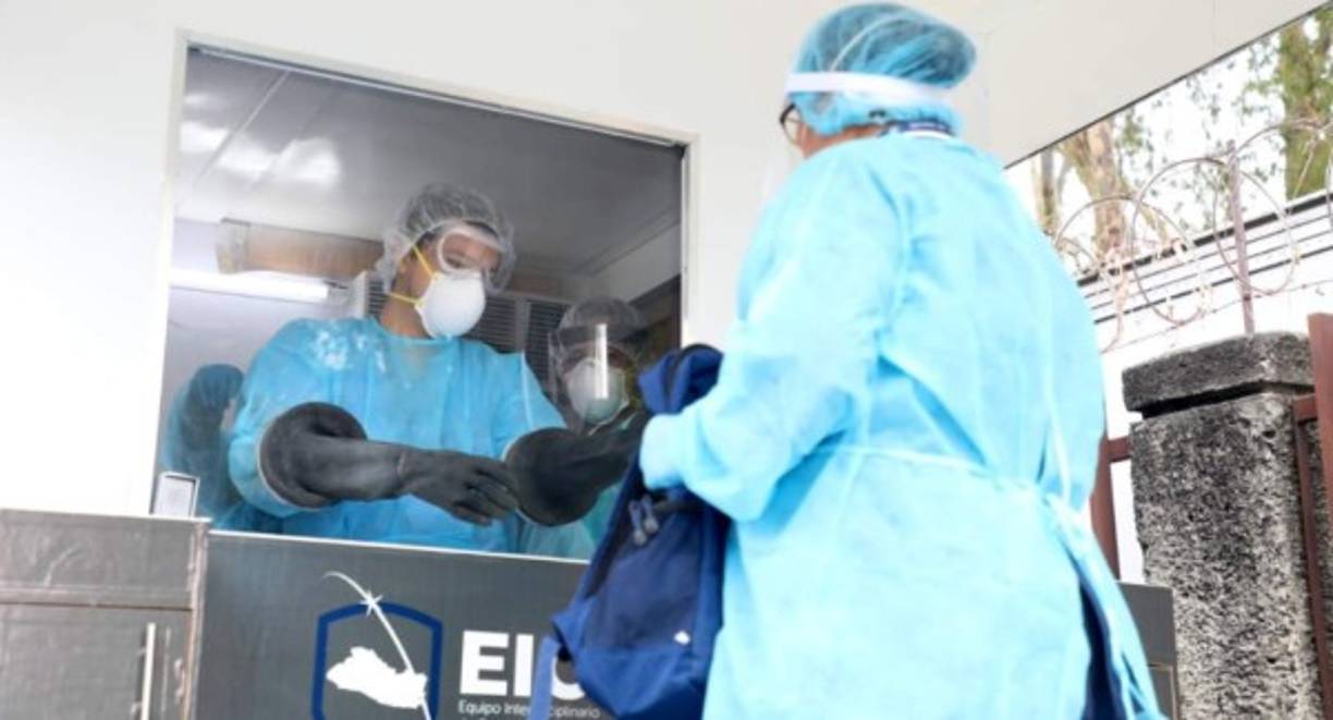 3- 50 millones de dólares mensuales, mientras dure la pandemia, para la adquisición de 1,7 millones de paquetes de alimentos, los cuales serán distribuidos en prácticamente todos los hogares de nuestro país. 'De hambre, nadie se va a morir en El Salvador', escribió Bukele.