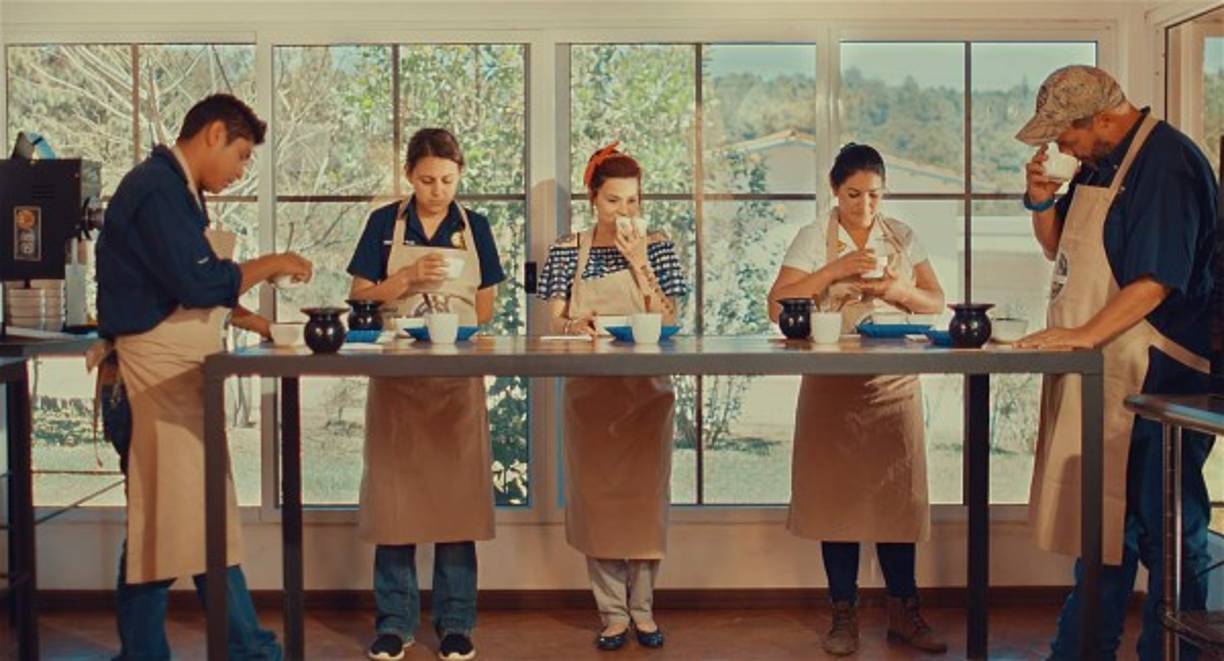 Alejandra Arias (centro), quien interpreta a Nancy, tiene su propia cafetería en la vida real.