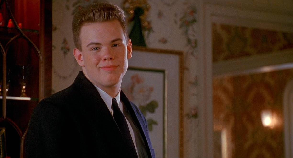 Devin Ratray quien interpreta el papel de Buzz, el molesto hermano mayor de Kevin, ha sido involucrado en varios escándalos sexuales, el último en agosto del 2022 cuando una exnovia lo acusó de violencia doméstica.