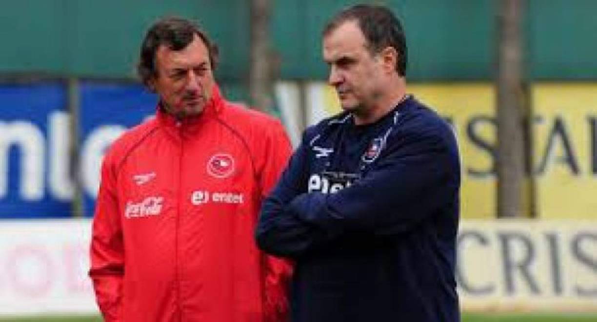 El amigo íntimo de Marcelo Bielsa, Luis María Bonini, falleció en la madrugada de este jueves en una clínica de Santiago a consecuencias de un cáncer gástrico. El DT dejó al Lille de Francia para estar con su amigo y el equipo anunció que había sido suspendido de su cargo por abandono del trabajo. Su puesto en el banquillo peligra.