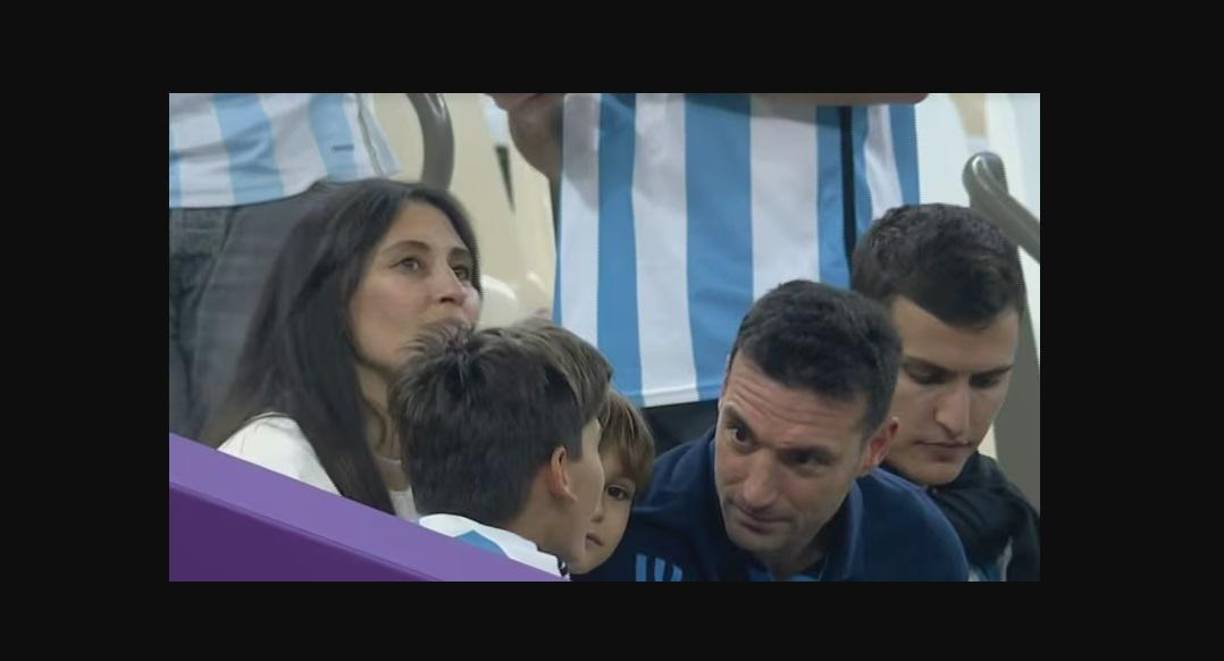 Elisa es de Mallorca, allá es donde la conoció Scaloni. Hoy tiene 44 años, es ex jugadora de voleibol.