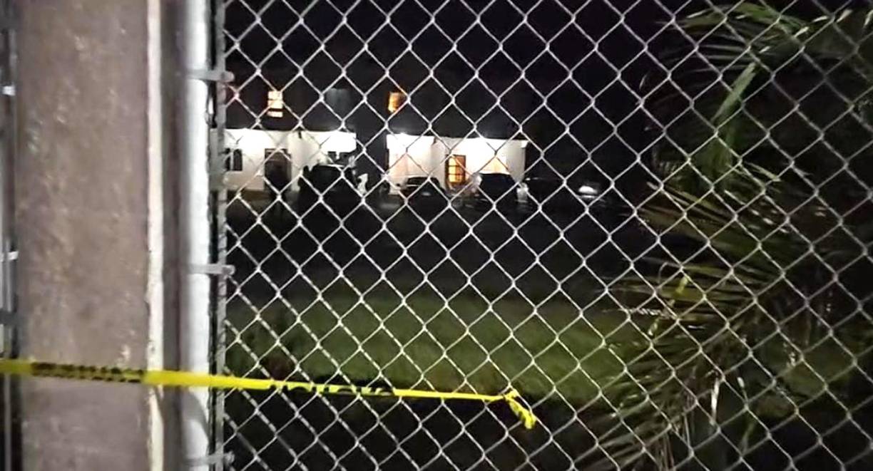 El triple crimen ocurrió la madrugada del 7 de enero de 2024, pero los cuerpos fueron encontradas hasta el martes 9 de enero dentro de un vehículo tipo turismo, estacionado en una propiedad privada en la comunidad de French Key, en Roatán. 