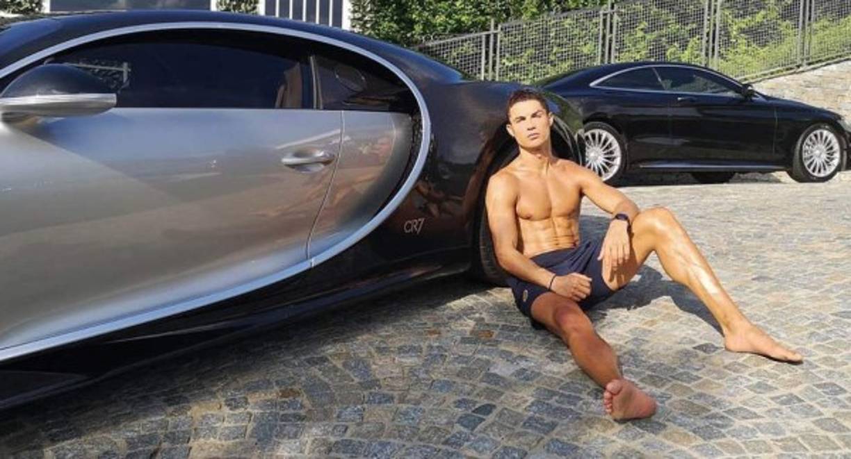 Cristiano Ronaldo ha festejado el título de Liga ganado con la Juventus, el segundo consecutivo que logra con el equipo de Turín, regalándose un Bugatti Chiron. Este exclusivo modelo, del que solo se fabricarán diez unidades