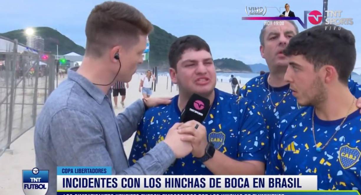 El comunicador atendió a uno de los aficionados de Boca que estaba muy afectado: “Es hora de cortarla, esto no es fútbol. No es posible que nos hagan esto, Conmebol tiene que hacer algo al respecto, estando frente a sus espaldas nos hicieron esto. Boca disfrutaba de un día en familia y vinieron estos a quitarnos todos. Nos robaron y nos golpearon”.