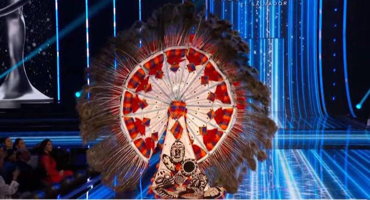 Sobre los lienzos que reposan sobre los brazos, se observan murales pintados a mano, un homenaje a las prodigiosas mujeres de la etnia Lenca, “esas hábiles artesanas que son un orgullo catracho”.