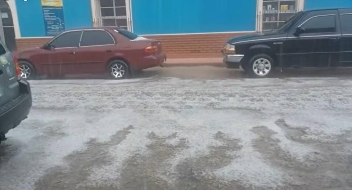 Así se miraban algunas calles de La Esperanza tras la lluvia de granizo.