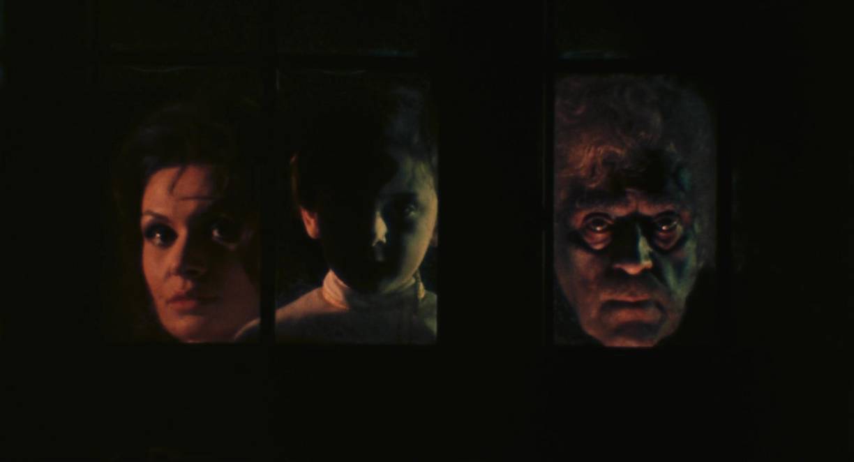 Pero sin duda una de sus grandes inspiraciones fue ‘Las tres caras del miedo’ (1963) del italiano Mario Bava, una película que muestra tres historias de terror en diferentes localizaciones. Tarantino tuvo como referencia el filme de Bava cuando, recluido en Ámsterdam, se dispuso a esbozar el guion con la premisa de un boxeador cuyo padre le deja en herencia un preciado reloj. A partir de ahí, todo sería seguir hilvanando la historia.