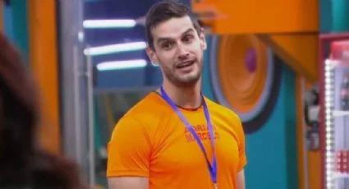 En este 2024, <b>Adrián Marcelo</b>, conductor de “Radar” y del podcast “Hermanos de Leche”, ha protagonizado un sin fin de polémicas tras su participación en la segunda temporada de “La Casa de los Famosos México”, donde tuvo una fuerte rivalidad con la actriz, Gala Montes y el conductor, Arath de la Torre.