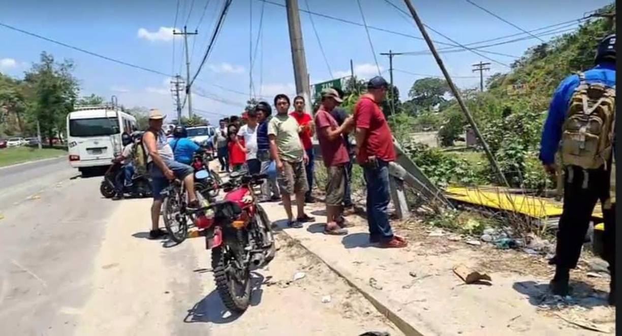 Personas que transitaban por el sector colaboraron con el rescate de los heridos. 