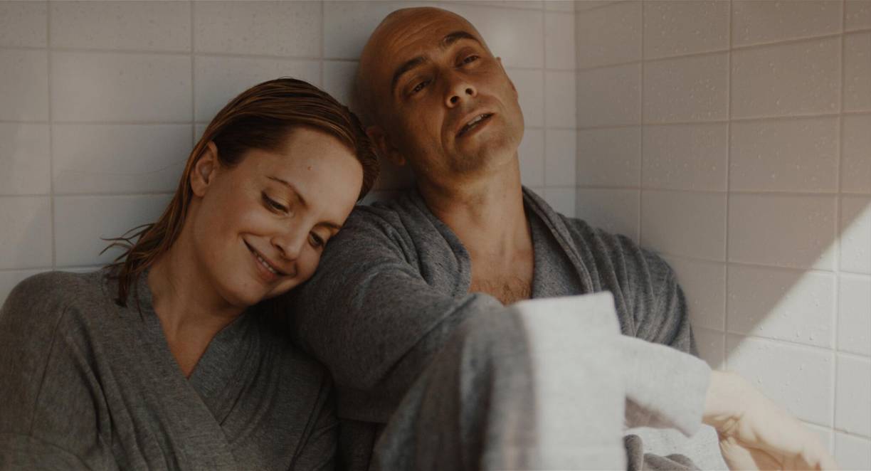 <b>“Gracia y Coraje” es la nueva apuesta de Netflix y </b>está basada en hechos reales, la película se centra en la historia de amor del conocido filósofo Ken Wilber (Stuart Townsend) y su esposa Treya (Mena Suvari) en la década de 1980 en California, Estados Unidos. Ambos se enamoraron locamente al tiempo que se enfrentaron a una grave enfermedad y a diversos desafíos que amenazaban con destrozarlos.