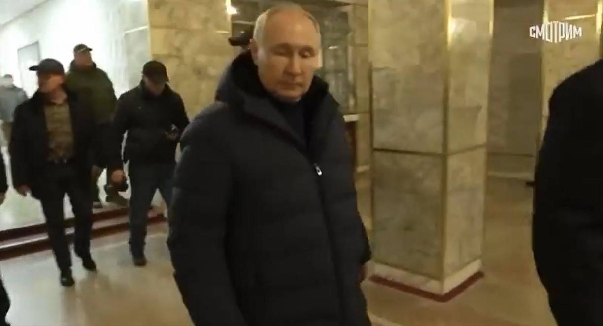 “El criminal siempre vuelve a la escena del crimen (...) el asesino de miles de familias de Mariúpol vino a admirar las ruinas de la ciudad y (sus) tumbas. Cinismo y falta de remordimiento”, denunció el consejero de la presidencia ucraniana, Mijailo Podoliak, en Twitter tras la visita de Putin a Mariúpol.