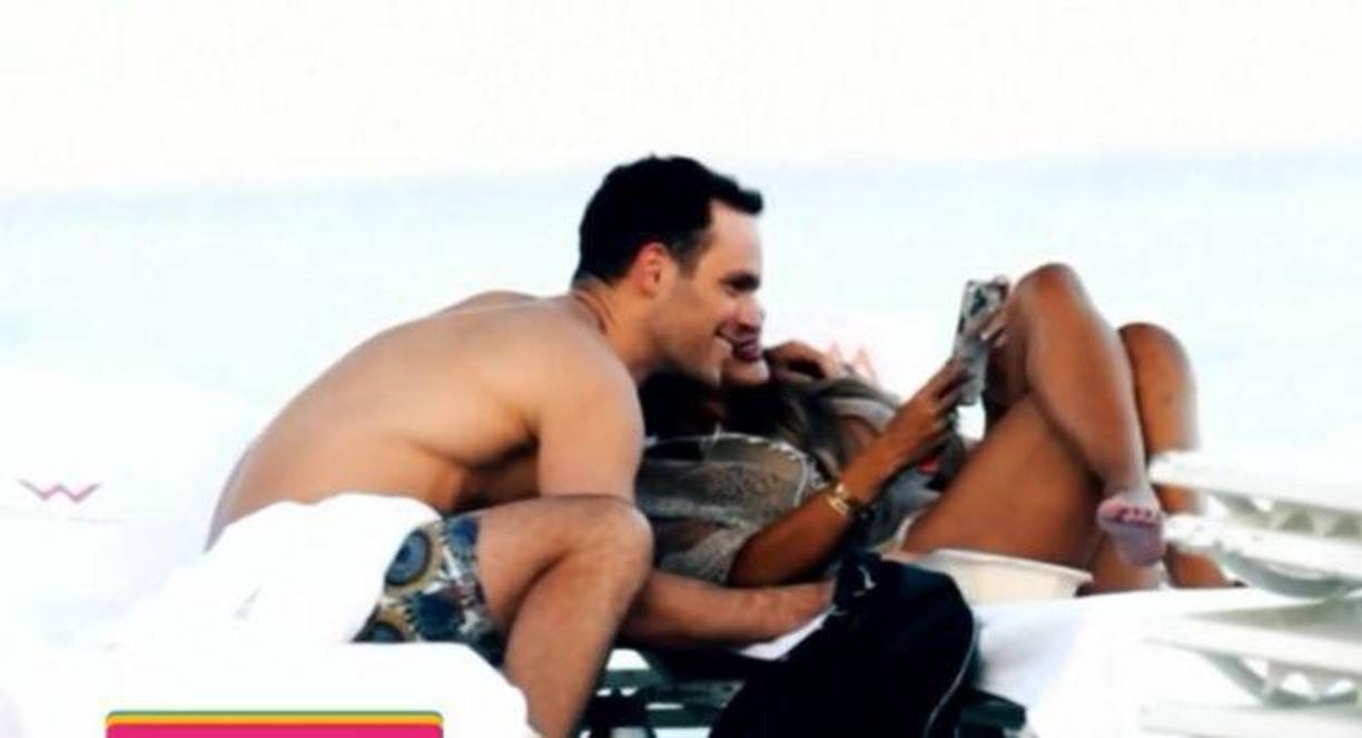 En las fotografías también se puede ver que el joven y la cantante llegaron juntos y pasaron un tiempo en los camastros relajándose, platicando y hasta tomándose selfies.