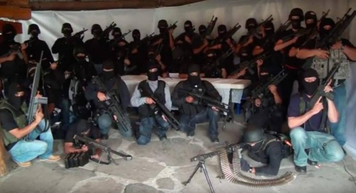 Los Zetas son representados por los Emes en la narcoserie. Esta organización criminal fie creada en 1998 por Osiel Cárdenas -entonces líder del Cartel del Golfo- como su guardia personal, y en 2010 se independizó y empezó una cruel guerra contra sus antiguos jefes en México. Sus principales negocios son el tráfico de drogas, extorsión, secuestro... Fueron señalados como los responsables de la masacre de San Fernando, donde 74 inmigrantes fueron asesinados.