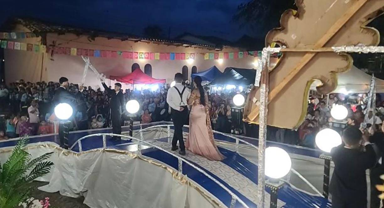 Lo que sí confirmó la tía fue que, en lugar de llevarlas a un hospital, ella se comunicó por teléfono con un pastor evangélico para que orara por ellas. 