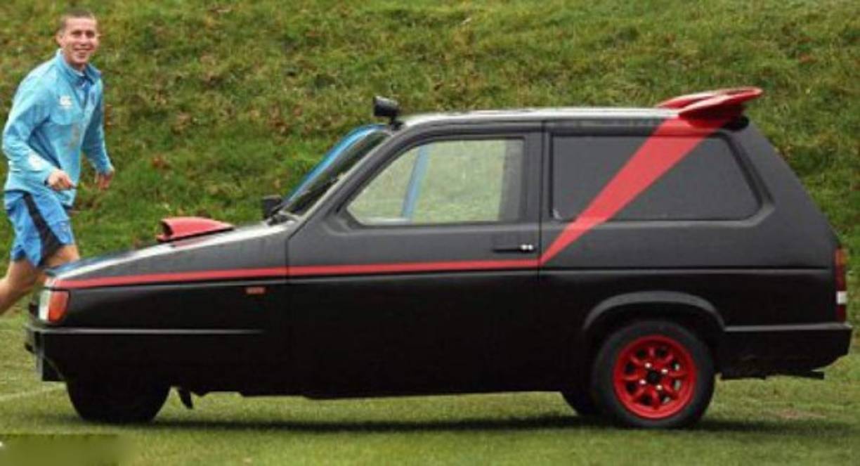 El equipo de la Premier League Portsmouth tenía un coche de tres llantas Reliant Robin pintado de negro y rojo que el jugador que peor jugara tenía que llevarse a su casa. Los jugadores cooperaban para agregarle modificaciones para que fuera cada vez más espantoso.