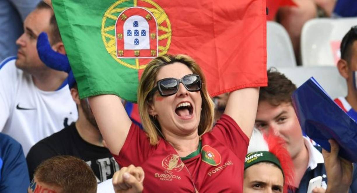 Las mujeres de Portugal adornaron en las gradas del estadio en la final de la Eurocopa. AFP.