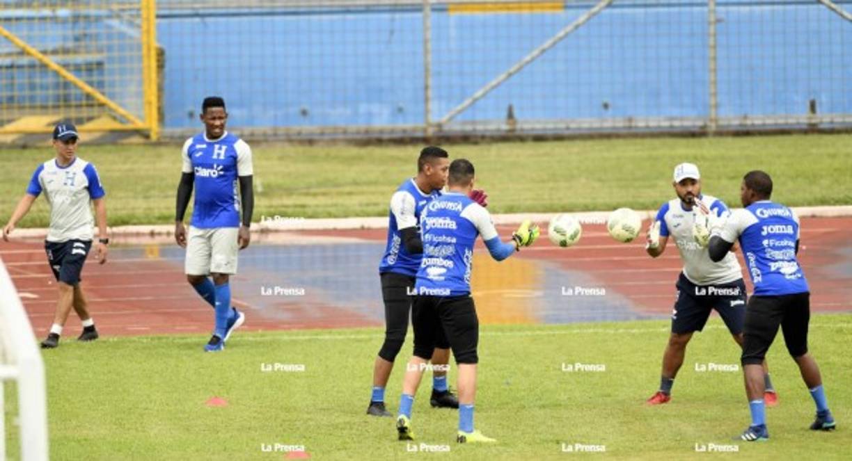 Los guardametas Luis López, Harond Fonseca y Denovan Torres trabajando con el preparador de porteros, mientras son observados por Romell Quioto.